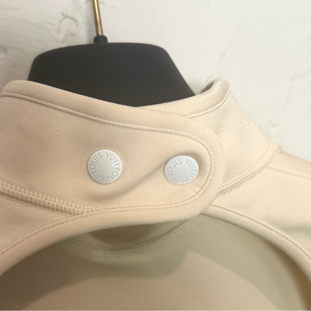 LOUIS VUITTON Women’s Beige Crop Top w/ open back. NEW WITH TAGS - Picture 2 of 4